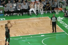 ボールがバスケットゴールに挟まる珍事（NBA）