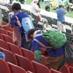 サッカーW杯でゴミを拾う日本人サポーター