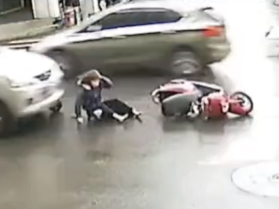 後続車に轢かれてしまうバイクの女性（台湾）