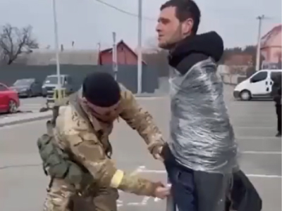 ウクライナ兵士が親ロシア派の人に対して制裁