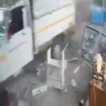 インドの食堂にトラックが突撃する衝撃映像