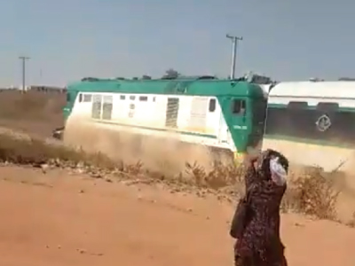線路上の車に突っ込んだ列車（ナイジェリア）