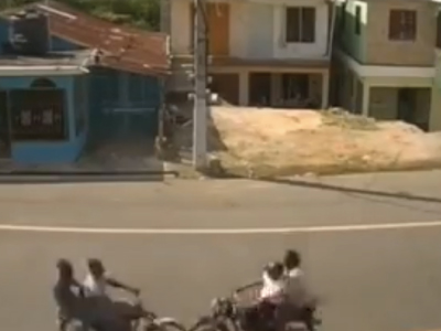 2台のバイクが正面衝突する事故の映像