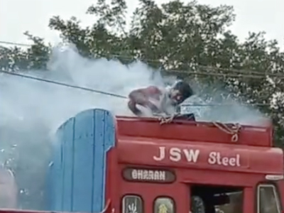 電線に触れて感電するトラックの運転手（インド）