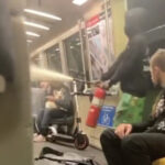 電車内で消火器を噴射する黒人男性