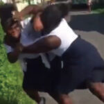 黒人女子2人が下水で取っ組み合いの喧嘩