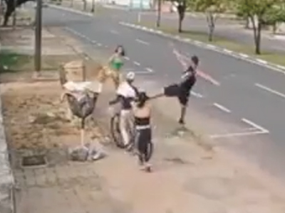 自転車泥棒が見事な飛び蹴りを受ける