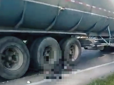 トレーラーとバイクによる事故後の衝撃映像（スペイン）