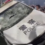 中国でパトカーがひっくり返される