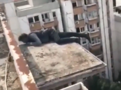 屋上で寝ていた男が転落死する映像