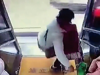 ドアを閉めずに発車したバスに気づかず女性がバスから転落する（中国）