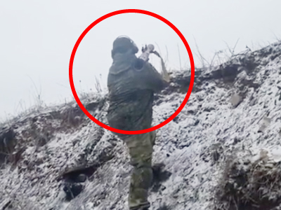 ロケットランチャー（RPG-7）を撃つロシアの動員兵