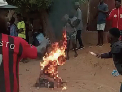 窃盗犯がガソリンをかけられ燃やされる（アフリカ）