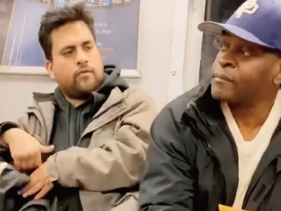 地下鉄で黒人をにらみつける白人