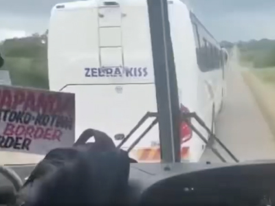 煽り運転するバス（ジンバブエ共和国）