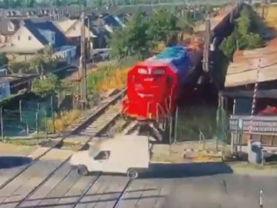 車と衝突する貨物列車