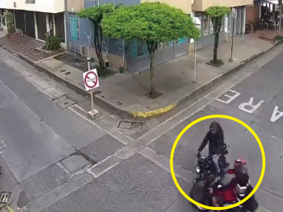交差点で激突する2台のバイク（コロンビア）