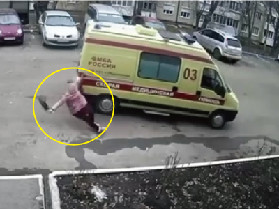 高齢の女性が救急車に撥ねられる事故（ロシア）