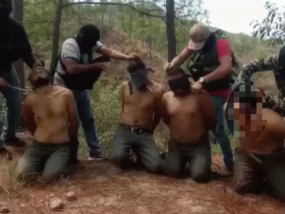 メキシコカルテルの男たちが男性5人の首を鋭い刃物で切断する