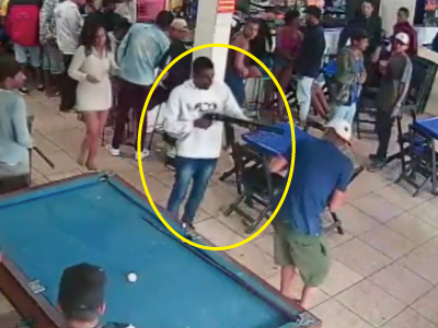 バーで男性に銃を向ける男（ブラジル）