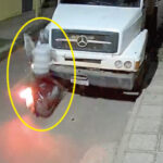 駐車中のトラックにバイクが突っ込む事故映像