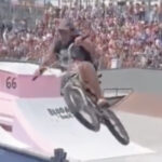 BMXの大会で選手が観客席に突っ込む映像