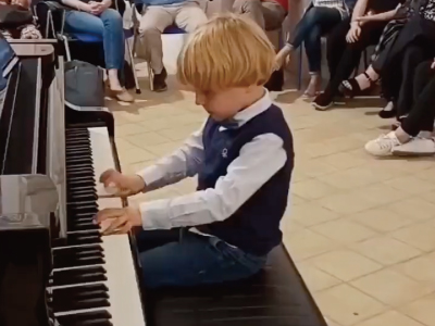 天才ピアニスト少年が演奏している映像