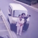 赤ちゃんを連れた女性2人に突っ込む車（中国）