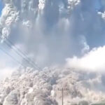 インドネシアの火山が噴火する映像