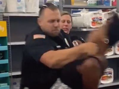 腕に噛みつこうとした黒人女性をぶん殴る警官
