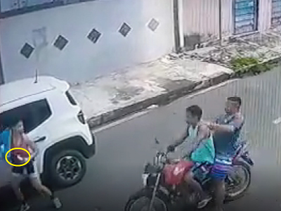 バイクに乗った2人組の強盗を撃退する勇敢な女性（ブラジル）