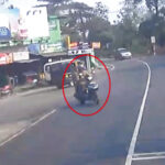 2人乗りのバイクとバスが衝突する事故（インド）