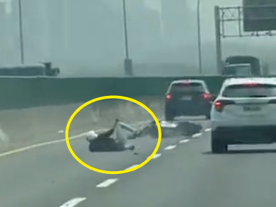 高速道路でBMWに弾き飛ばされるバイク（台湾）