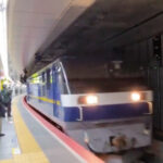 大阪駅の地下ホームを通過する貨物列車の映像