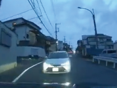 正面衝突する車（横浜市港南区上永谷）