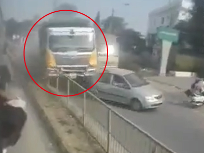暴走する大型トラックの事故（インド）