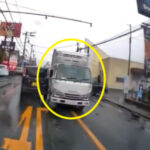 茨城県水戸市の県道30号で事故を起こすトラック（日本）