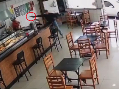 突如現れた男がカフェで座っていた男性を至近距離から銃撃する事件（ブラジル）