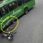 バイクに乗った男性がバスに轢かれる映像
