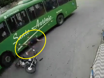 バイクに乗った男性がバスに轢かれる映像