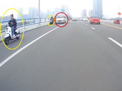 走行中のバンが制御を失いスクーター3台に衝突する事故（中国）