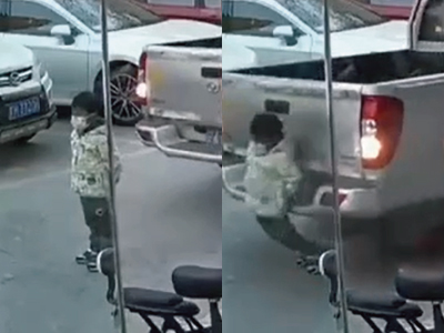 ピックアップトラックに轢かれる子供（中国）