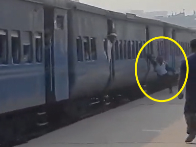 走行中の電車から飛び降りる人（インド）