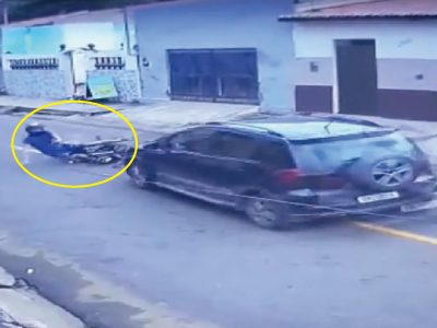 バイクと車の正面衝突の事故（ブラジル）