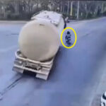 バイクに乗った女性がタンクローリーに轢かれる映像