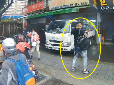 台湾で17歳の少年が突如サブマシンガンをぶっ放す