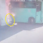 バスが突然炎上して男性が火だるまになる
