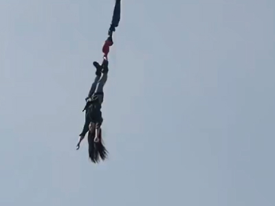 バンジージャンプの事故で宙吊りになる女性（中国）