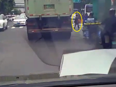 横断歩道を渡っていた女性がトラックに轢かれる事故（中国）