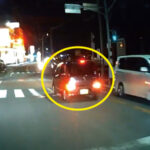 福岡県福岡市南区の交差点で停止線を大きく超えて信号待ちする車